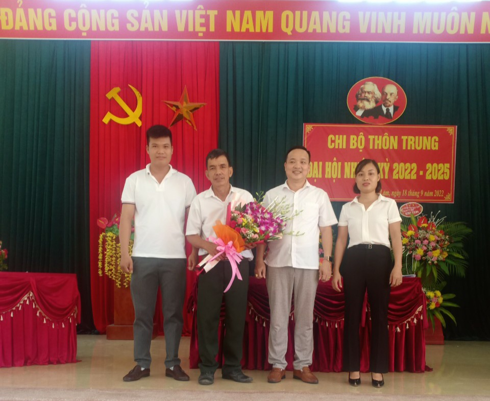 chi ủy chi bộ thôn Trung ra mắt Đại Hội